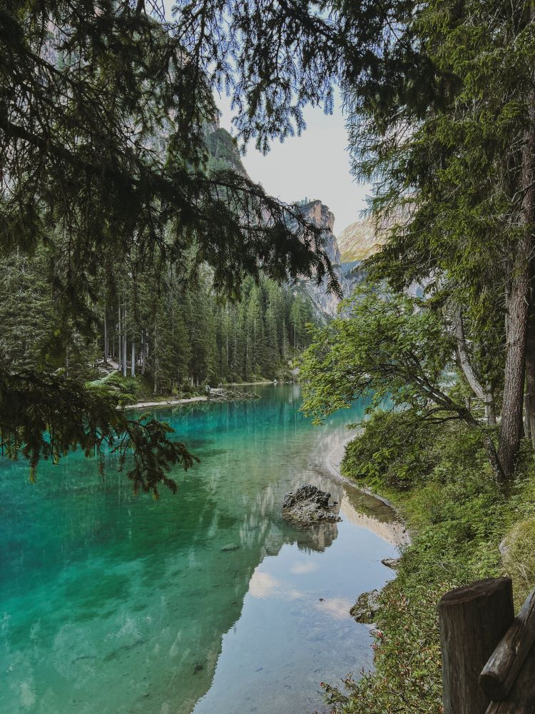 paseo por el lago en dolomitas